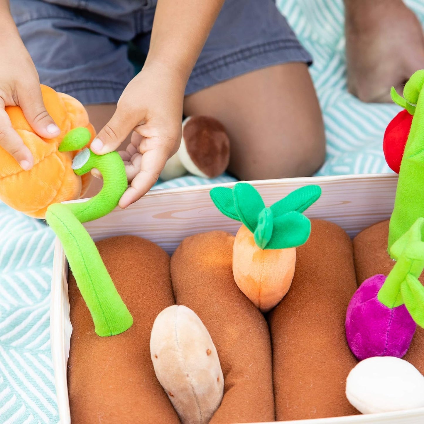 "Delightful Plush Vegetable Garden Set: Enhance Early Learning Skills with 13-Piece Pretend Food, Perfect for Ages 2 and Up!"